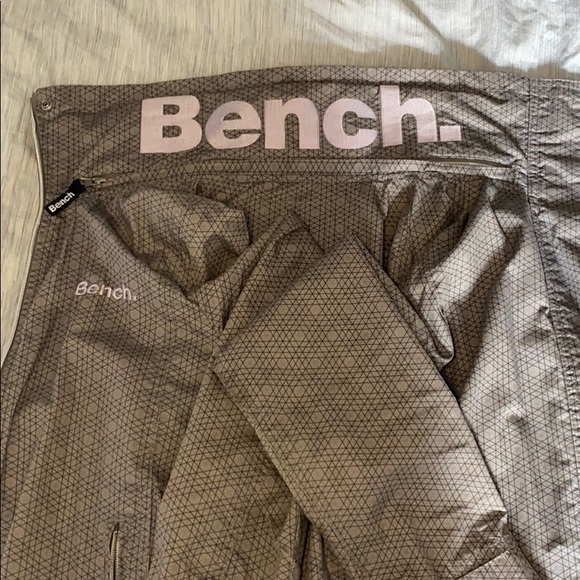 Bench Windbreaker - Picture 3 of 3